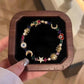 💫 50% RABATT NU! 🌙 Armband med Himlenska Motiv – Sol, Måne & Stjärnor – Färgglada Kristaller & Mystisk Design 🌟