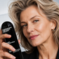 🌸 Köp 1 få 1 gratis 🔥 Fluffy Hair Shaping Spray – volymgivande spray med långvarig effekt och persikodoft – ger naturlig volym och lyft för mognare hår 💨✨