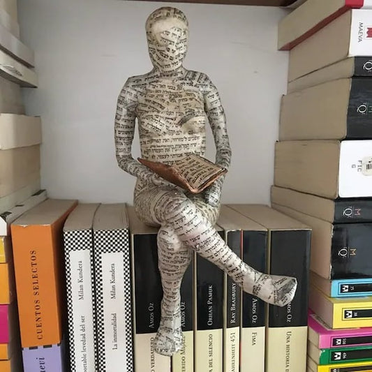 📚Nordisk modern staty av läsande kvinna